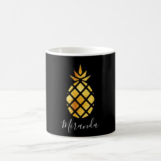 Goldene Ananas auf schwarzer Bezeichnung Kaffeetasse (Mittel)