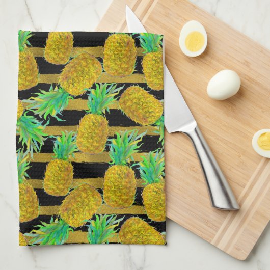 Goldene Ananas auf Streifen Handtuch (Viertel Falte)