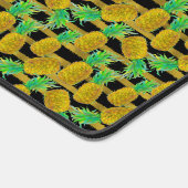 Goldene Ananas auf Streifen Schreibtischunterlage (Ecke)