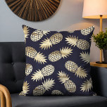 Goldene Ananas Tropical Pineapa Girly Chic Pattern Kissen<br><div class="desc">Dieses moderne Design zeigt ein Muster von tropischen goldenen Ananas auf marineblarem Hintergrund #colorful #colorful #pattern #abstrakt #fun #trendy #feminine #girly #chic #tropical #pineapples #fruit #pattern #girly #feminine #throwpillows #pillows #cushions #homedecor #decorruwpillows</div>