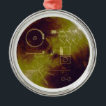 Goldene Aufzeichnungs-Töne des Voyager-1 und 2 von Silbernes Ornament<br><div class="desc">Diese Goldaluminiumabdeckung war entworfen, um den Voyager 1 zu schützen und 2" Töne von Erde" Gold-überzog Platten von der Micrometeoritebombardierung, aber dient auch einen doppelten Zweck, wenn er den Sucher ein Schlüssel zum Spielen der Aufzeichnung zur Verfügung stellte. Das erläuternde Diagramm erscheint auf dem inneren und Außenseiten der Abdeckung, als...</div>