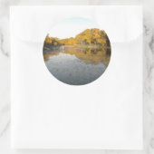 Goldene Bäume und Teich Runder Aufkleber (Tasche)