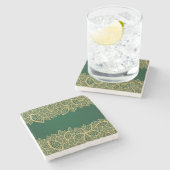 Goldene Blatspitze auf grünem Hintergrund Steinuntersetzer (Seitenansicht)