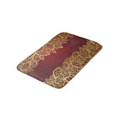 Goldene Blatspitze auf rotem Hintergrund Badematte (Schrägansicht)