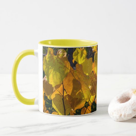 Goldene Blätter der Tasse des Herbstes (Mit Donut)