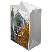 Goldene Blätter und Lebkuchen - Martha's Vineyard Mittlere Geschenktüte (Vorderseite Schrägansicht)