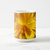 Goldene Blume Makrofotografie Kaffeetasse (Mittel)