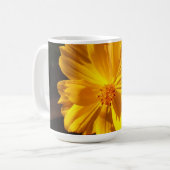 Goldene Blume Makrofotografie Kaffeetasse (Vorderseite Links)