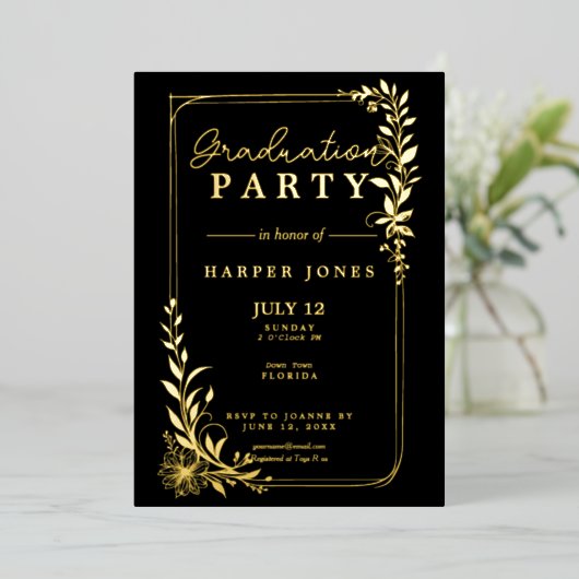 Goldene, blumengeschmückte Abschluss-Klasse 2025 Folieneinladung (Stehend vorne)