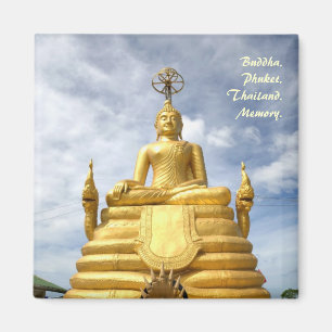 Goldene Buddha-Statue auf dem Hügel in Phuket Magnet