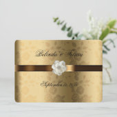 Goldene Damaske Schokolade Braune Satin Weiße Blum Einladung (Stehend Vorderseite)