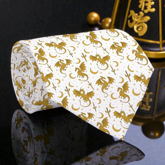 Goldene Drachen auf weißer Krawatte