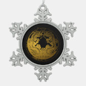 Goldene Drachen mit schwarzem Hintergrund, chinesi Schneeflocken Zinn-Ornament (Vorderseite)