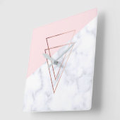 Goldene Dreiecke aus Rose, weißes Marmor, rosa Quadratische Wanduhr (Winkel)