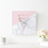 Goldene Dreiecke aus Rose, weißes Marmor, rosa Quadratische Wanduhr (Zuhause)