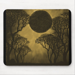 Goldene dunkle Waldeklipse Mousepad