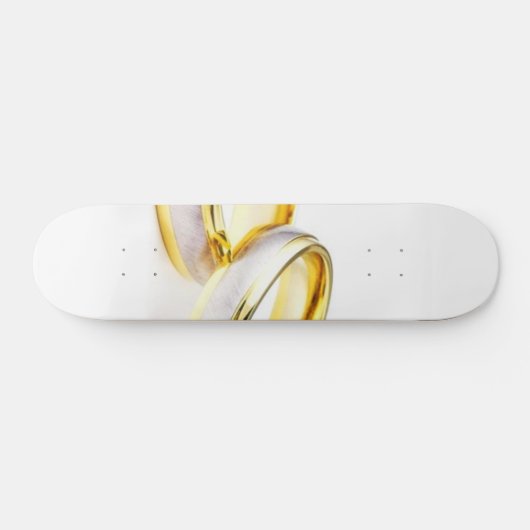 Goldene Eheringe auf weißem Hintergrund Skateboard (Horizontal)