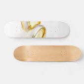 Goldene Eheringe auf weißem Hintergrund Skateboard (Horizontal)