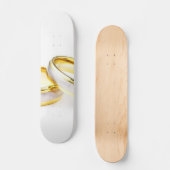 Goldene Eheringe auf weißem Hintergrund Skateboard (Vorderseite)