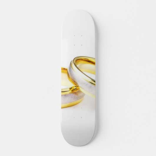 Goldene Eheringe auf weißem Hintergrund Skateboard (Vorne)