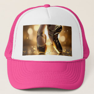 Goldene Eleganz: Ballerina Schuhe auf Gold Bokeh Truckerkappe
