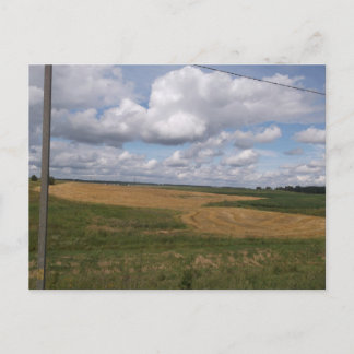 Goldene Erntefelder und landschaftliche Wolken Postkarte