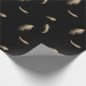 Goldene Federn auf schwarzem Umschlagpapier Geschenkpapier (Ecke)