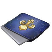 Goldene Fleur de Lis auf Blau Laptopschutzhülle (Vorne Knopf)