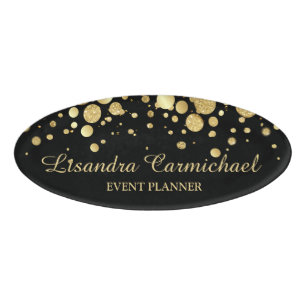 Goldene Foil Confetti auf der schwarzen Ovalmarke Namenschild