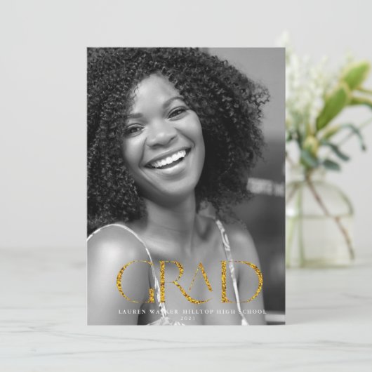 goldene funkelnde elegante Script-Graduiertenankün Einladung (Stehend Vorderseite)