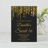 Goldene funkelnde Lichterkette Schwarz Sweet 16 Einladung (Stehend Vorderseite)