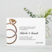 Goldene Glitzer Rings Moderne Hochzeit Einladung (Stehend Vorderseite)