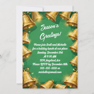 Goldene Glocken über grünes Weihnachts-Party Einladung