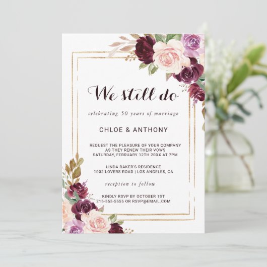 Goldene grüne Burgundy-Blumen-Vow-Erneuerung Einladung (Stehend Vorderseite)