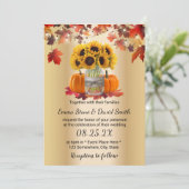 Goldene Herbstsonnenblume Jar Pumpkins Hochzeit im Einladung (Stehend Vorderseite)