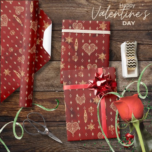 Goldene Herzensstars auf Red Valentine Geschenkpapier