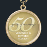 Goldene Jahrestags-Halskette Vergoldete Kette<br><div class="desc">50 Jahre der Heirat ist Grund zu feiern. Ehren Sie dieses spezielle Paar in der Art mit dieser Andenkenhalskette. Eine Nahaufnahmephotographie eines gebürsteten Goldmetallhintergrundes gleicht das große "5-0" überdruckt mit Ihrem kundengebundenen Text aus. Addieren Sie das Namen- und Hochzeitsdatum des Paares. Zusammenpassende Produkte verfügbar.</div>