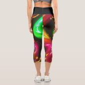 Goldene Kaskade: Abstrakt glühende, flüssige Neon Capri Leggings (Rückseite)