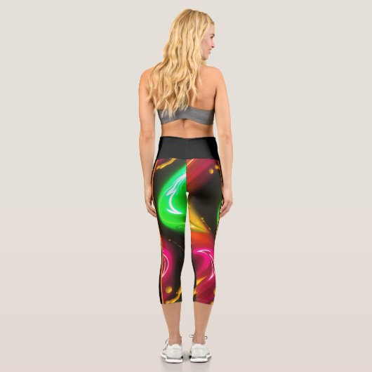 Goldene Kaskade: Abstrakt glühende, flüssige Neon Capri Leggings (Rückseite)