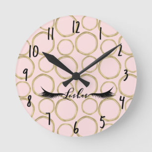 Goldene Kreise & Pink Moderne Glam Wimpern Salon Runde Wanduhr