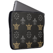 Goldene Kronen auf schwarzem Hintergrund, nahtlose Laptopschutzhülle (Vorne Rechts)