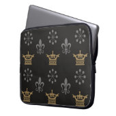 Goldene Kronen auf schwarzem Hintergrund, nahtlose Laptopschutzhülle (Vorderseite Links)