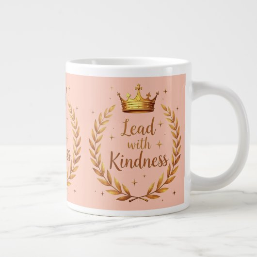 Goldene Kronen-Tasse mit Zitat "Lead with Kindness Jumbo-Tasse (Rechts)