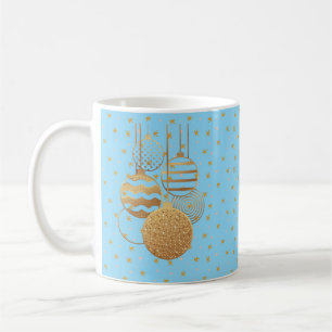Goldene Kugeln und Sterne auf einem eisblauen Hint Kaffeetasse