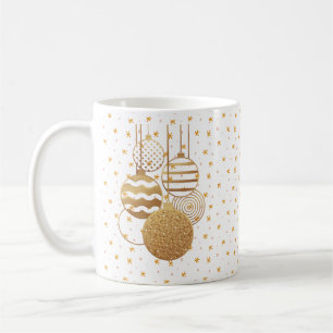 Goldene Kugeln und Sterne auf weißem Hintergrund Kaffeetasse