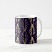 Goldene Kunst Deko Pattern. Nahtlose dunkelblaue R Kaffeetasse (VorderseiteRechts)