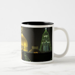 Goldene Kuppel des Imam Reza-Schrein-Komplexes bei Zweifarbige Tasse