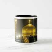 Goldene Kuppel des Imam Reza Shrine Komplexes Zweifarbige Tasse (Mittel)