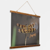 Goldene Libelle auf Taupe Fotografie Wandteppich Mit Holzrahmen (Gewinkelt)