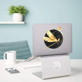 Goldene Libelle Aufkleber (Laptop auf Schreibtisch)